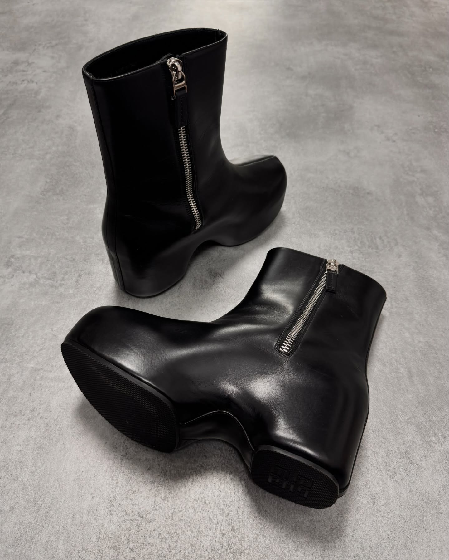 Saint Laurent Black Leather Zip Boots - 7