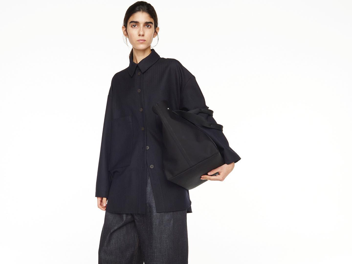 Airport Bag Medium in Black - 10
