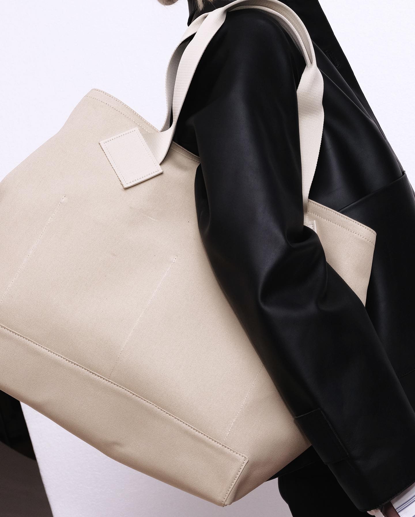 Standard Tote in Darkest Navy - 7