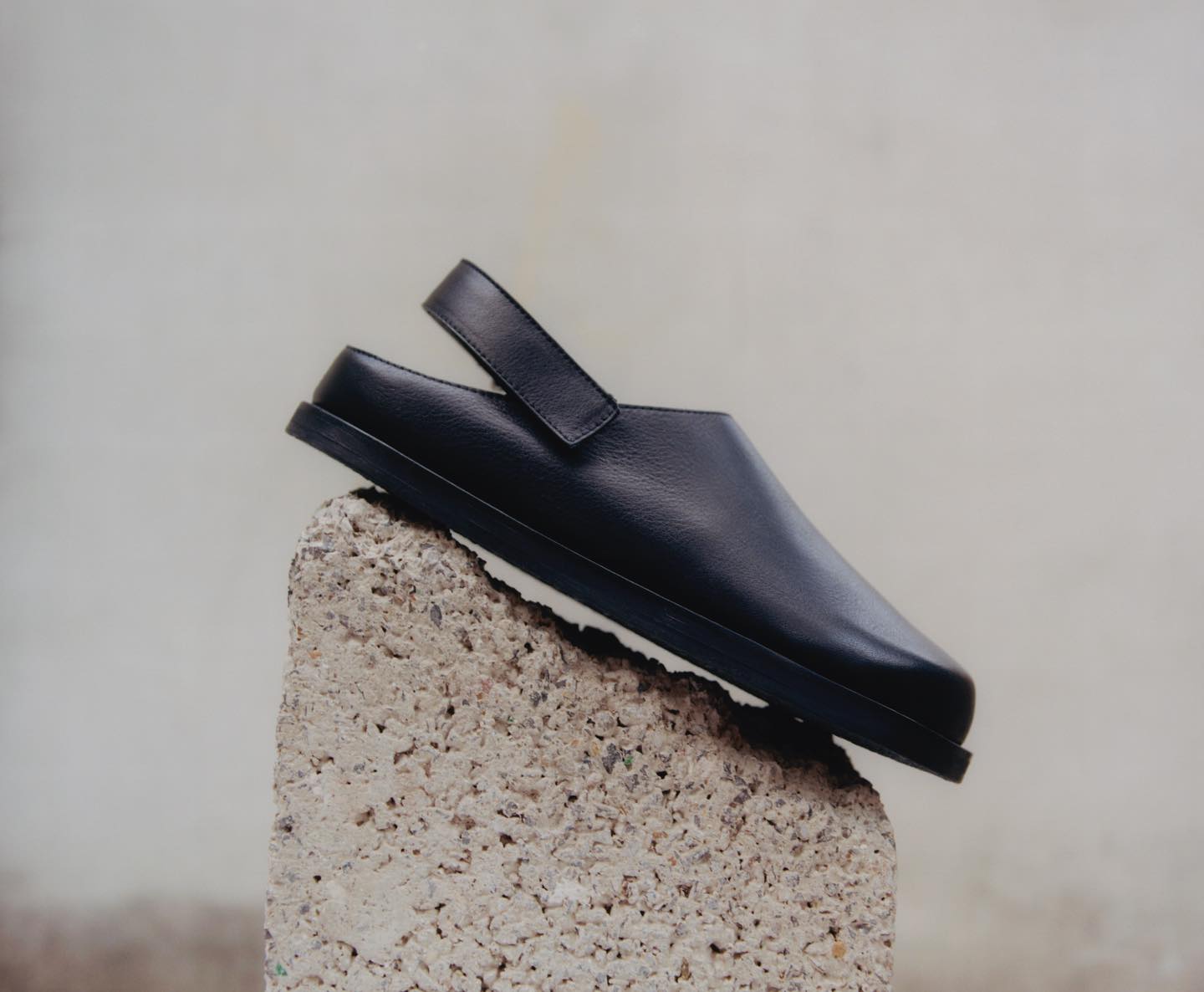 Men's Wearing Clog in Black - 7