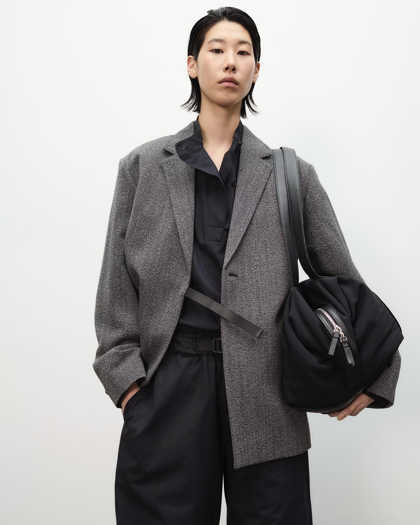 Airport Bag Medium in Black - 11